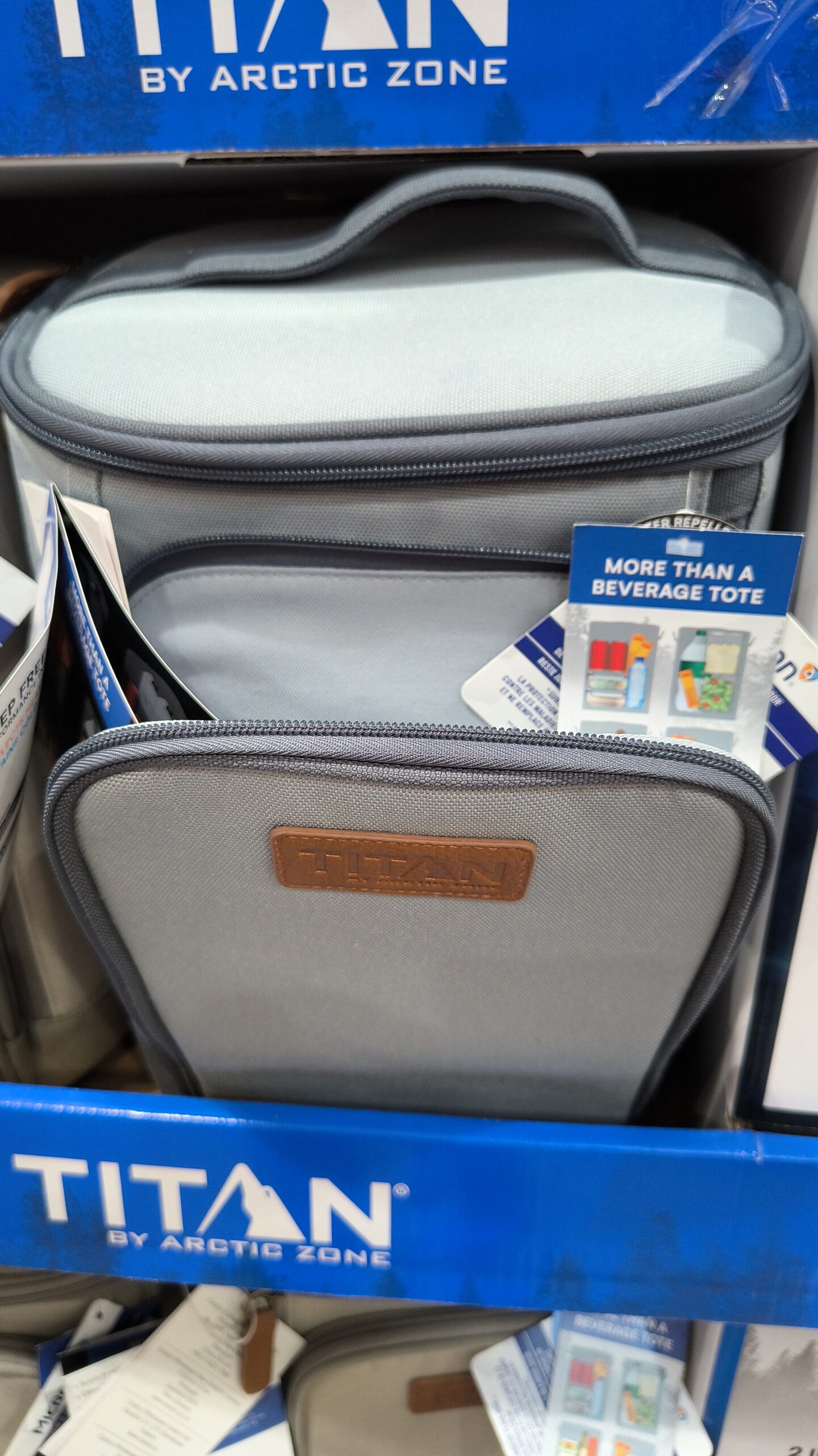 C. Hielera Portátil Tipo Tote Titan Deep Freeze (18 latas) - Imagen 2