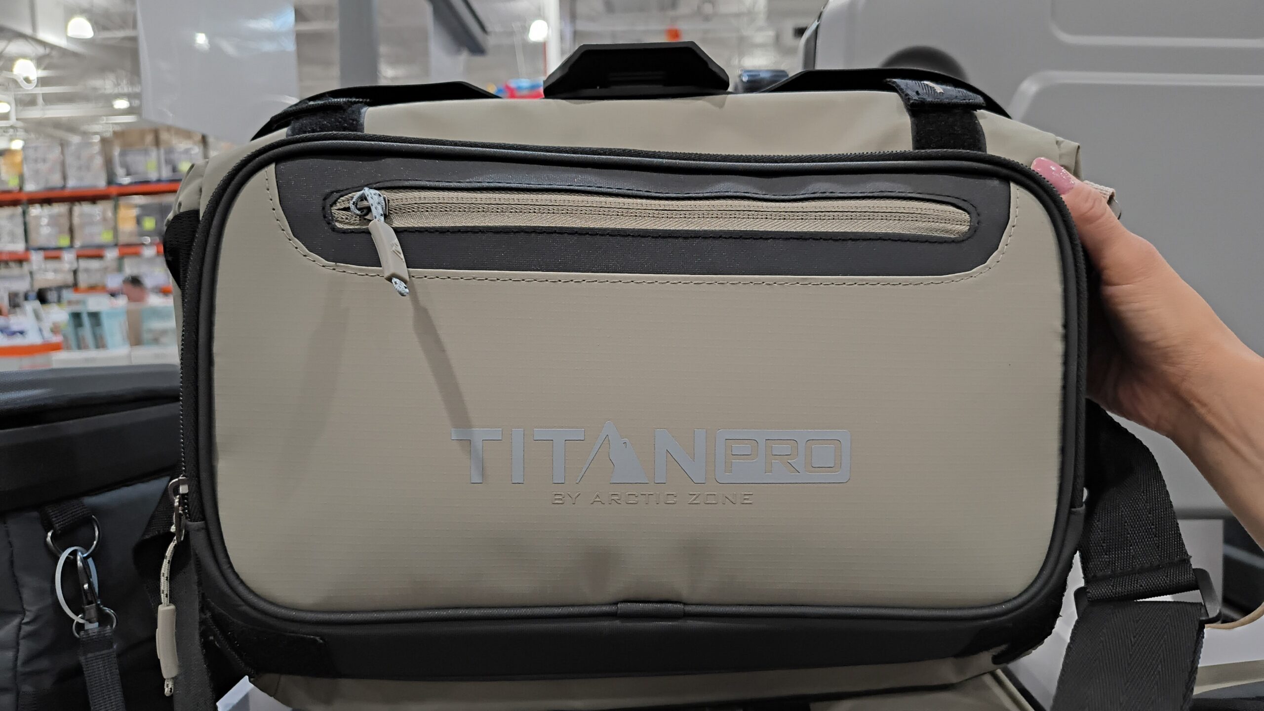 C. Hielera de Alto Rendimiento Titan Pro Sin Cierre (40 latas) - Imagen 3